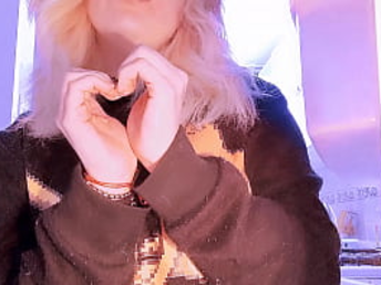 Witness this youthful and ultra-kinky teenager get off on eating Strawberry Mizis' jiggly cootchie