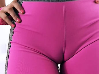 Extraordinaire BODY Latina EXPOSING CAMELTOE and Obese Culo YOGA