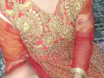 Beautiful Desi Pakistani wifey cheats on her hubby with her Indian friend in warm make-out sesh