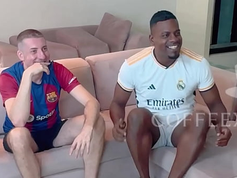 Fui assistir o jogo na casa do meu amigo ele perdeu a aposta foi buscar a cerveja enquanto isso eu deu uma surra de piroca na ESPOSA GOSTOSA na frente do CORNO SEM CAMISINHA marido feliz e a esposa tomou BANHO DE LEITE - Lina Nakamura - John Coffee