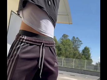 Se quita la playera para ver si le invitamos las chelas. Yo creo que ese morro va a estar en mi cama esta noche