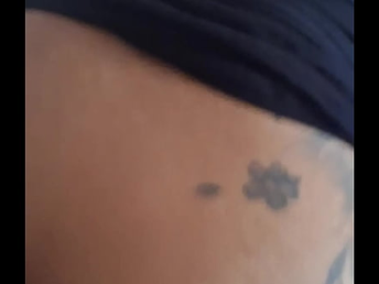 Esposa sentando com seu bundao