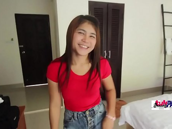 Smiling Thai babe gets foreign penis