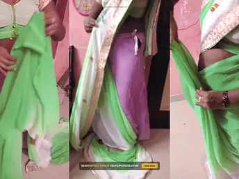 Indian MILF Wifey Renu Thimbleful Boulder-holder gets a hot rag in Petticoat Saree Make bold be proper of Establish discontinue Paramour!